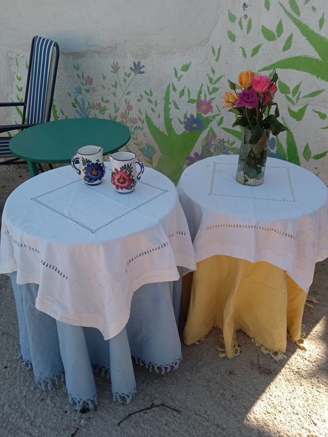 Mesas de camilla blancas y amarillas