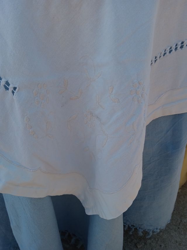 Mesas de camilla blancas y amarillas