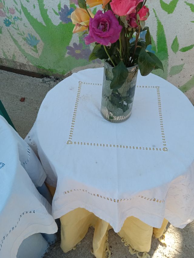 Mesas de camilla blancas y amarillas