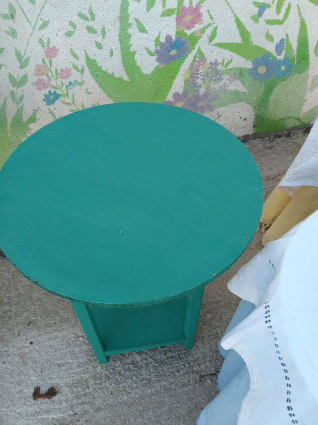 Mesas de camilla blancas y amarillas