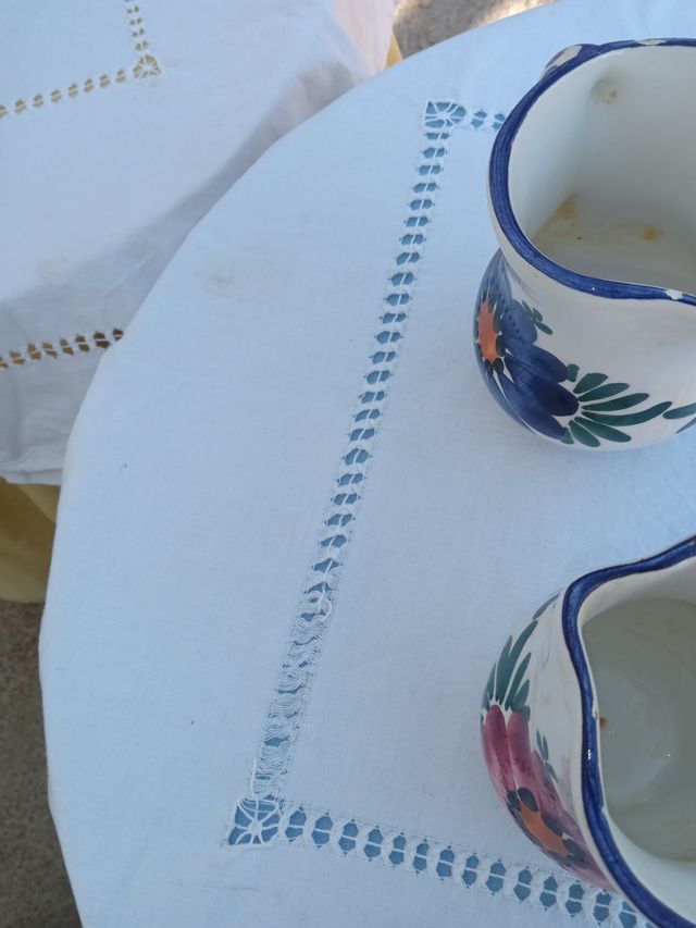 Mesas de camilla blancas y amarillas