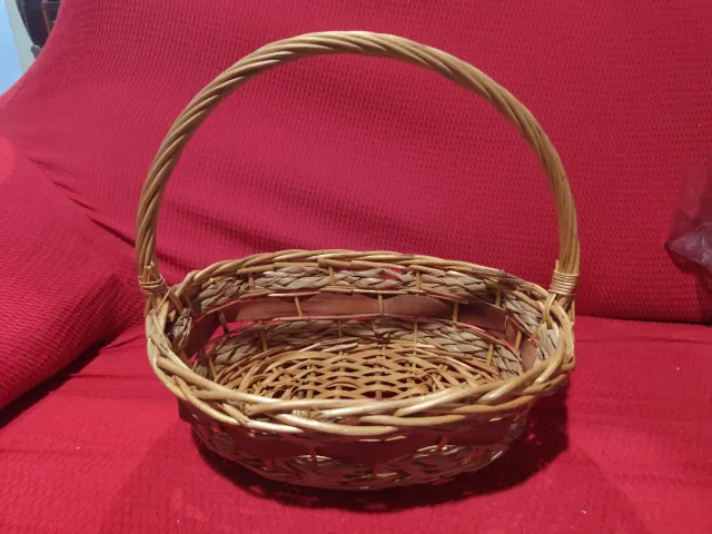 Cesta de mimbre con asa