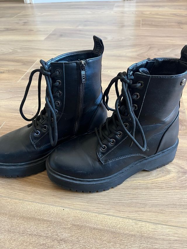 Botas negras con cordones y cremallera