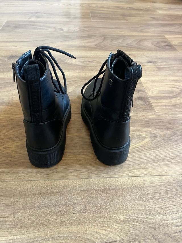 Botas negras con cordones y cremallera