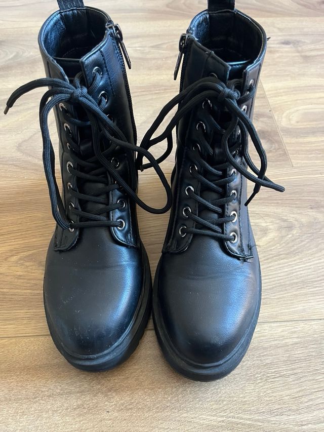 Botas negras con cordones y cremallera