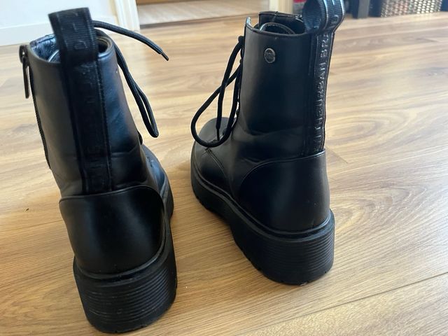 Botas negras con cordones y cremallera