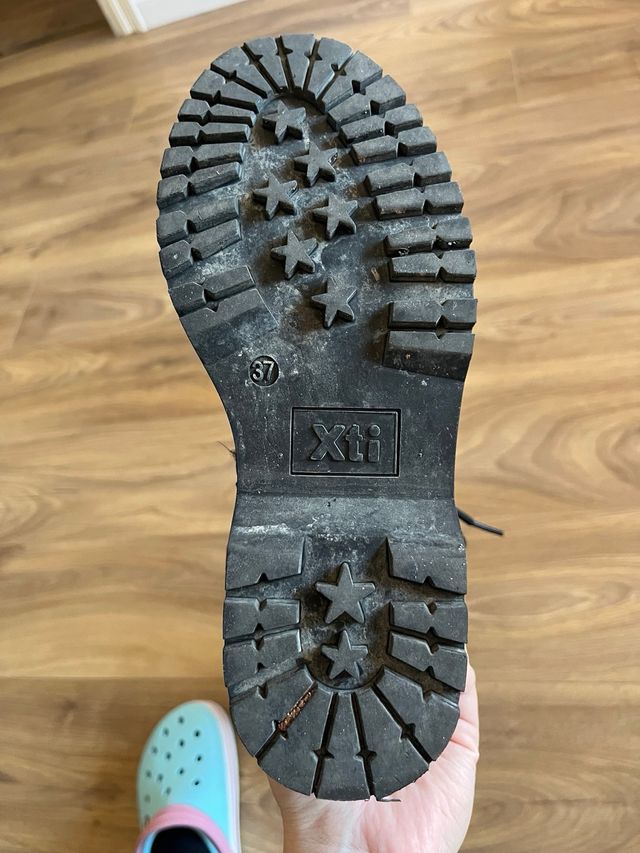 Botas negras con cordones y cremallera