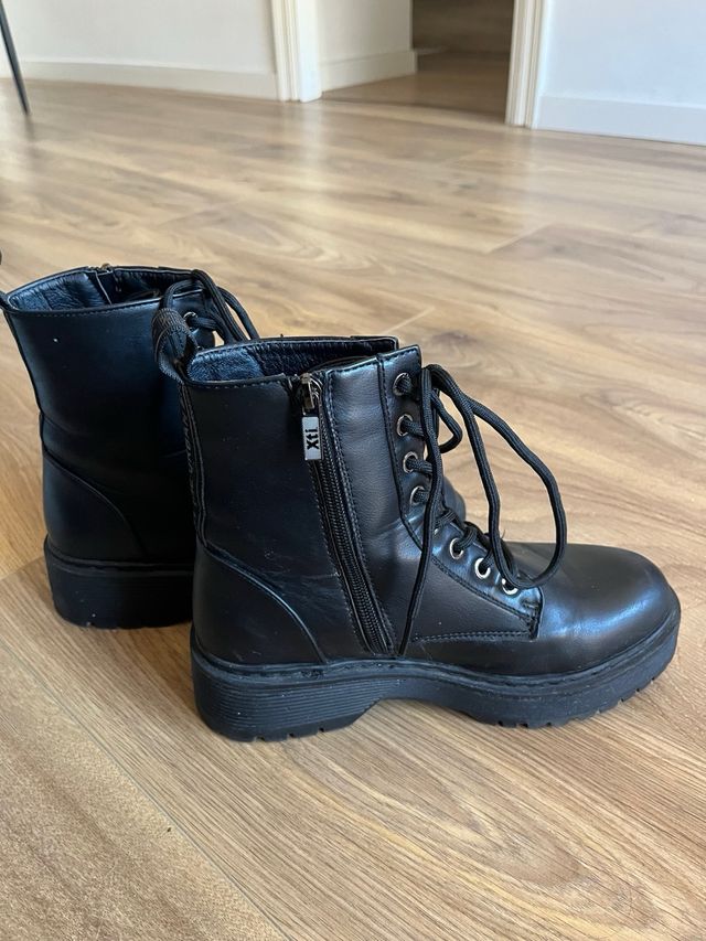 Botas negras con cordones y cremallera