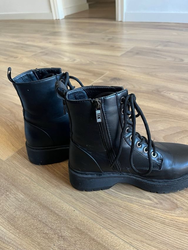 Botas negras con cordones y cremallera