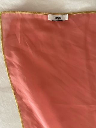 Pañuelo rosa Mango