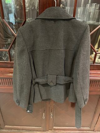 Chaqueta gris con cinturón