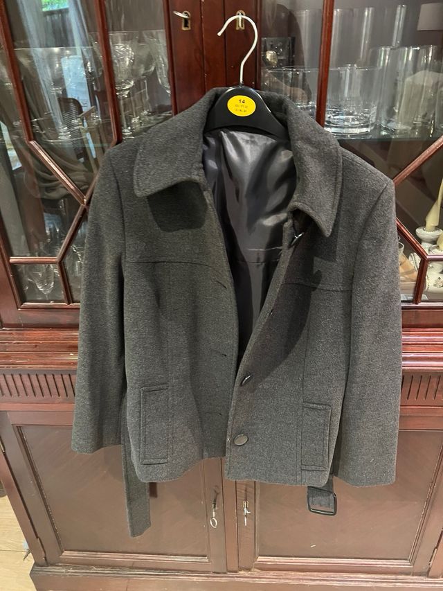 Chaqueta gris con cinturón