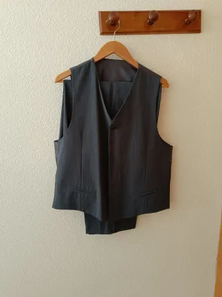 Traje de vestir gris con chaleco