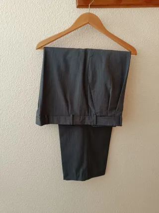 Traje de vestir gris con chaleco