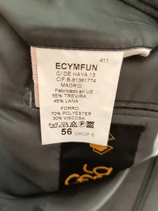 Traje de vestir gris con chaleco