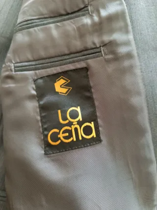 Traje de vestir gris con chaleco