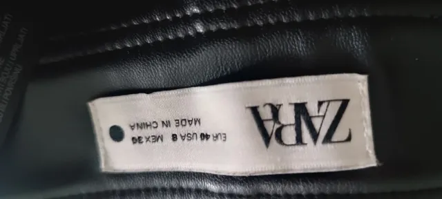 Pantalón Zara efecto piel negro