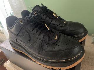 Nike Air Force 1 Luxe Negro/Dorado
