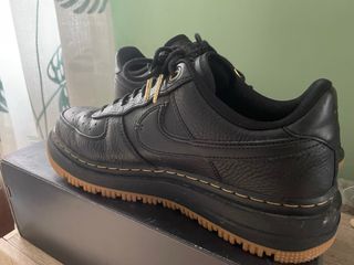 Nike Air Force 1 Luxe Negro/Dorado