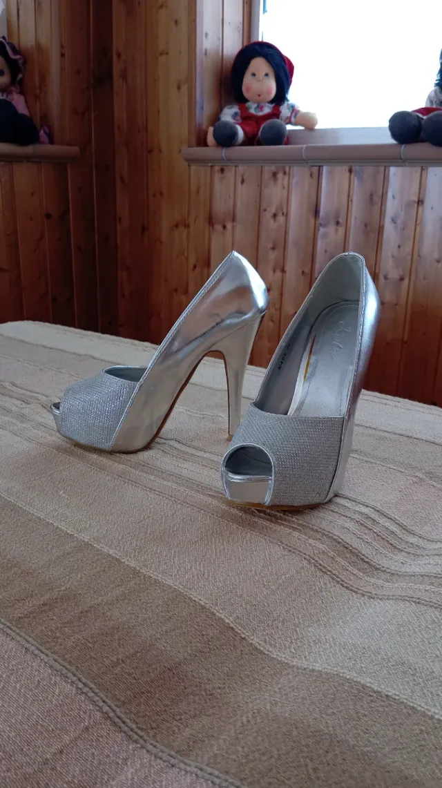 Tacones plateados peep toe talla 36