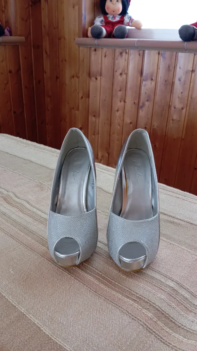 Tacones plateados peep toe talla 36