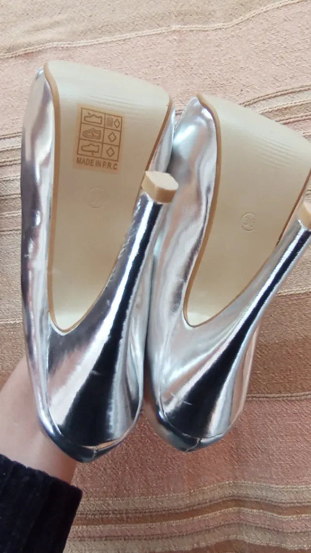 Tacones plateados peep toe talla 36