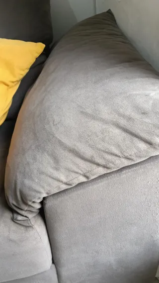 Sofá rinconero marrón y cojines amarillos de regal