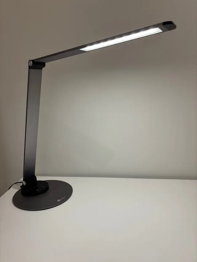 Lámpara LED moderna regulable · Bajo consumo