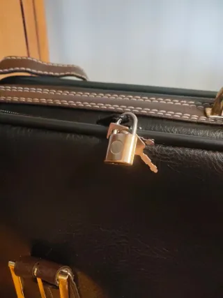 Maleta de viaje piel negra y marrón