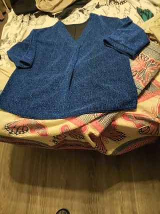 Blusa azul brillante manga corta