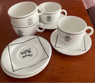 Juego de tazas de cerámica con platillos