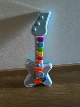 Guitarra infantil colorida