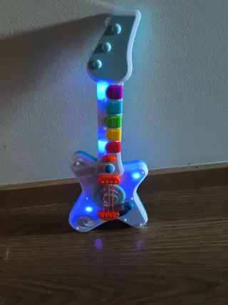 Guitarra infantil colorida