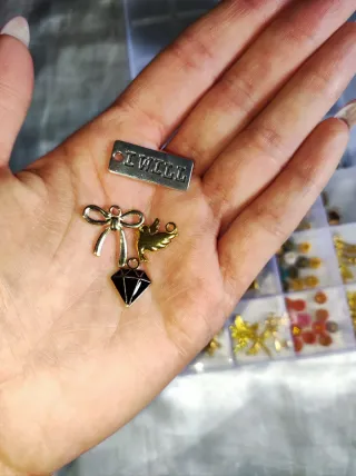 Ciondoli per bracciali, collane, portachiavi