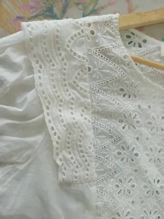 Camisa blanca bordada chica