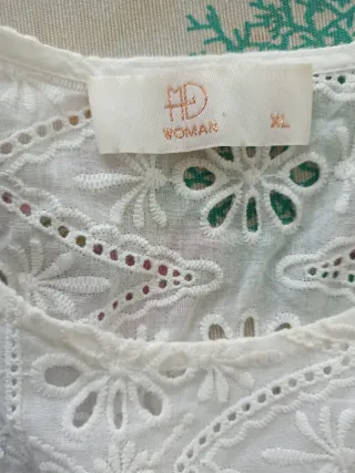 Camisa blanca bordada chica