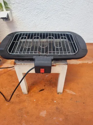 Grill elettrico nero con interruttore