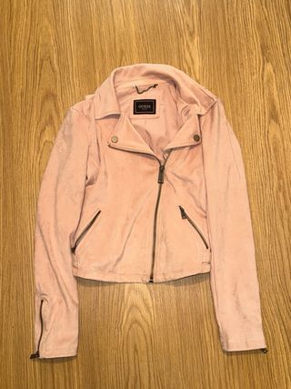 Chaqueta Guess ante rosa