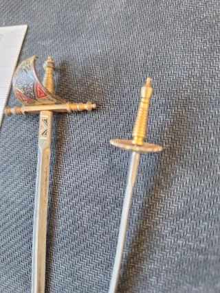 Abrecartas decorado. Mini espadas antiguas