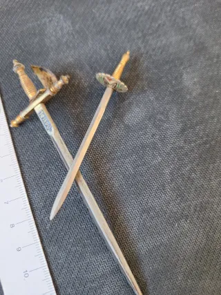 Abrecartas decorado. Mini espadas antiguas