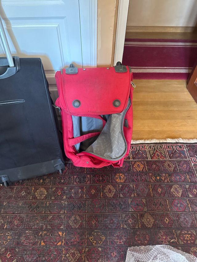 Valigia Roncato 100L con ruote e maniglia per il trasporto