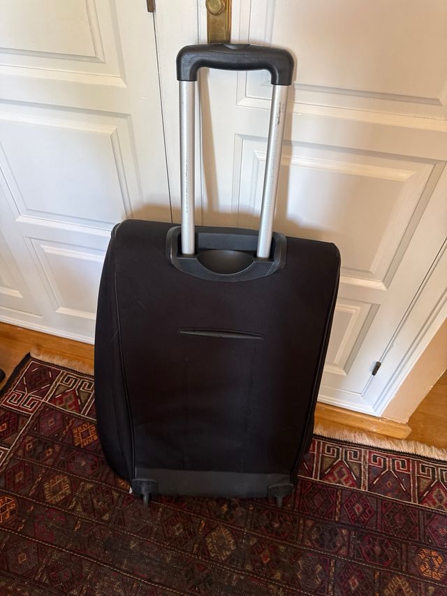 Valigia Roncato 100L con ruote e maniglia per il trasporto