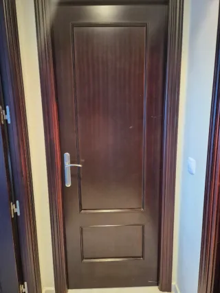 Puerta de madera oscura