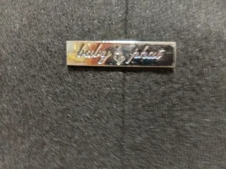 Abrigo de paño negro con detalles dorados