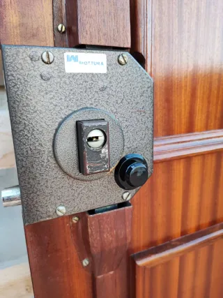 Puerta blindada madera