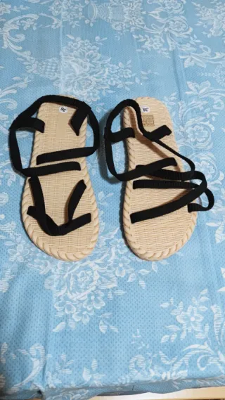 Sandalias planas Shein beige y negro