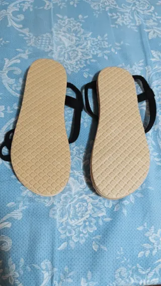 Sandalias planas Shein beige y negro