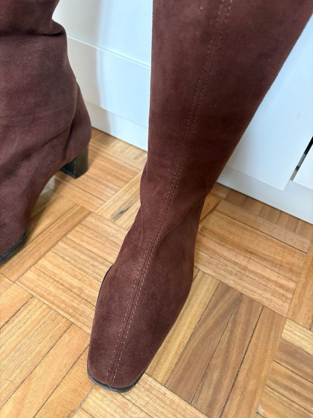 Botas altas ante marrón