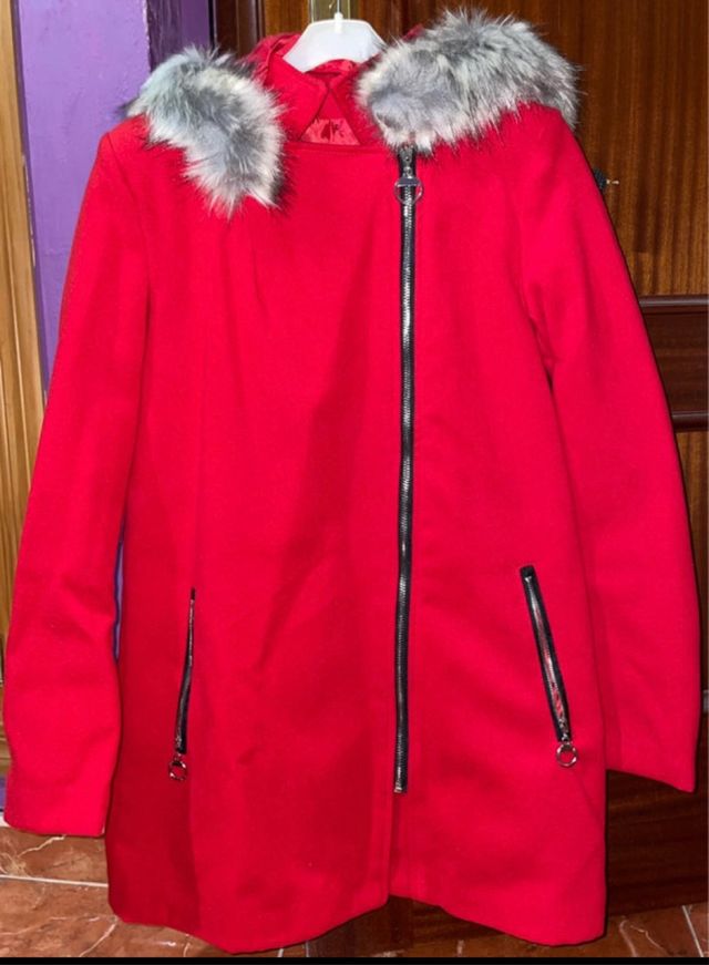Abrigo rojo con capucha y cremallera