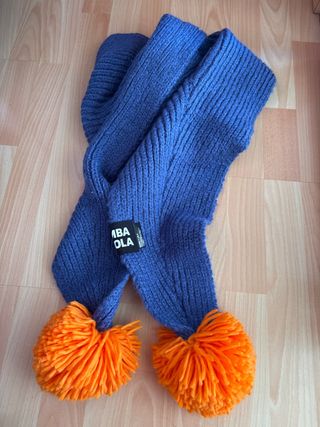 Bufanda Bimba y Lola azul con pompones naranja